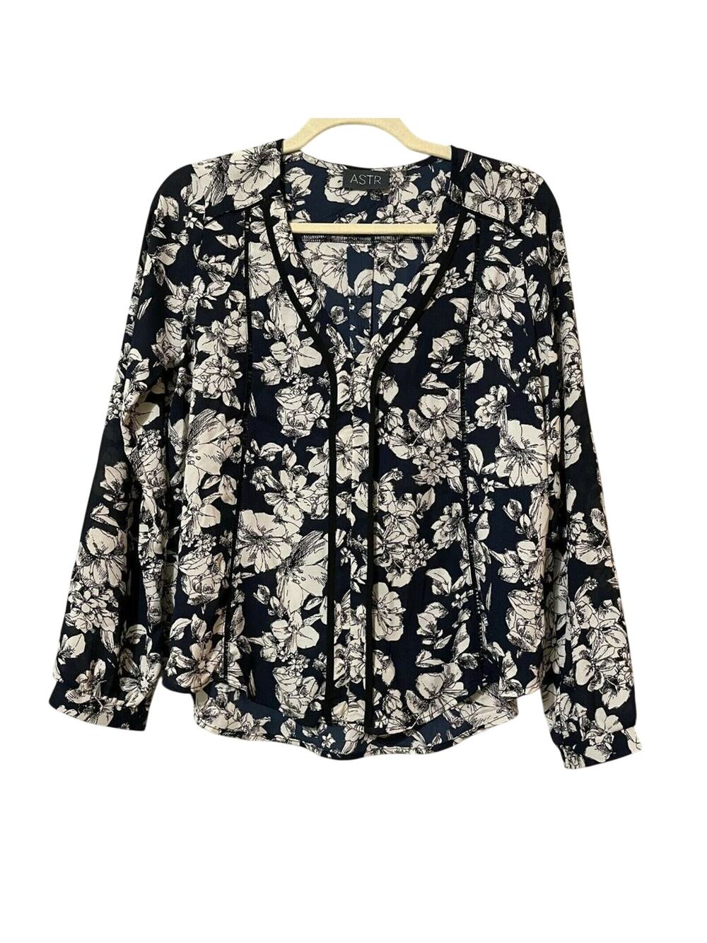 ASTR Womens Blue White Floral V Neck Long Sleeve Pleated Blouse Top Size Small - Picture 2 of 10